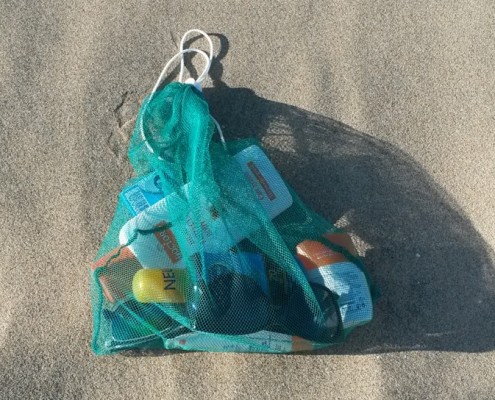 Vielseitiger Fregie mit Strandutensilien - der wiederverwendbare Obst- und Gemüsebeutel