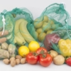 Mehrere Fregies mit frischem Obst und Gemüse - die wiederverwendbare Obst- und Gemüsetüte
