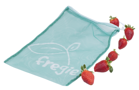 Fregie einzelner Obstbeutel mit frischen Erdbeeren - der wiederverwendbare Obst- und Gemüsebeutel