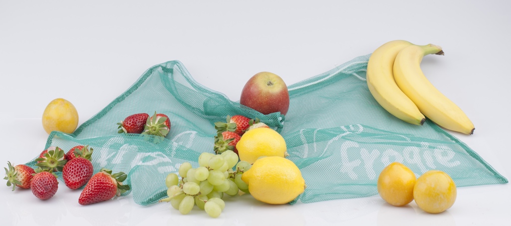 Zwei umweltfreundliche Fregie Beutel mit frischem Obst