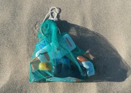 Vielseitiger Fregie mit Strandutensilien - der wiederverwendbare Obst- und Gemüsebeutel